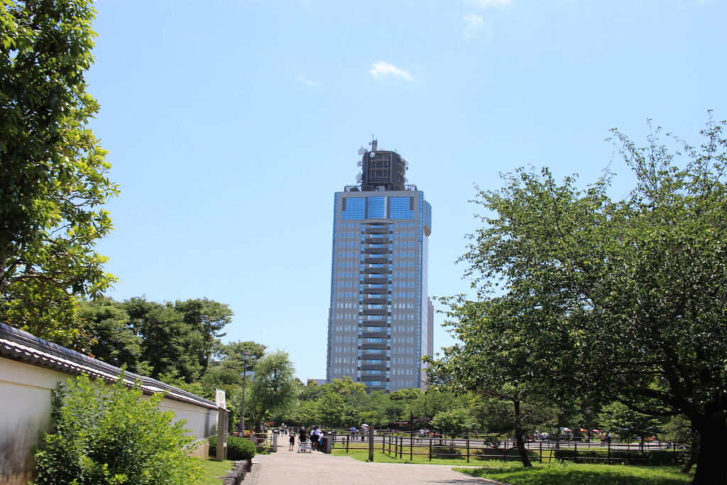 県庁の建物が見える駿府城公園