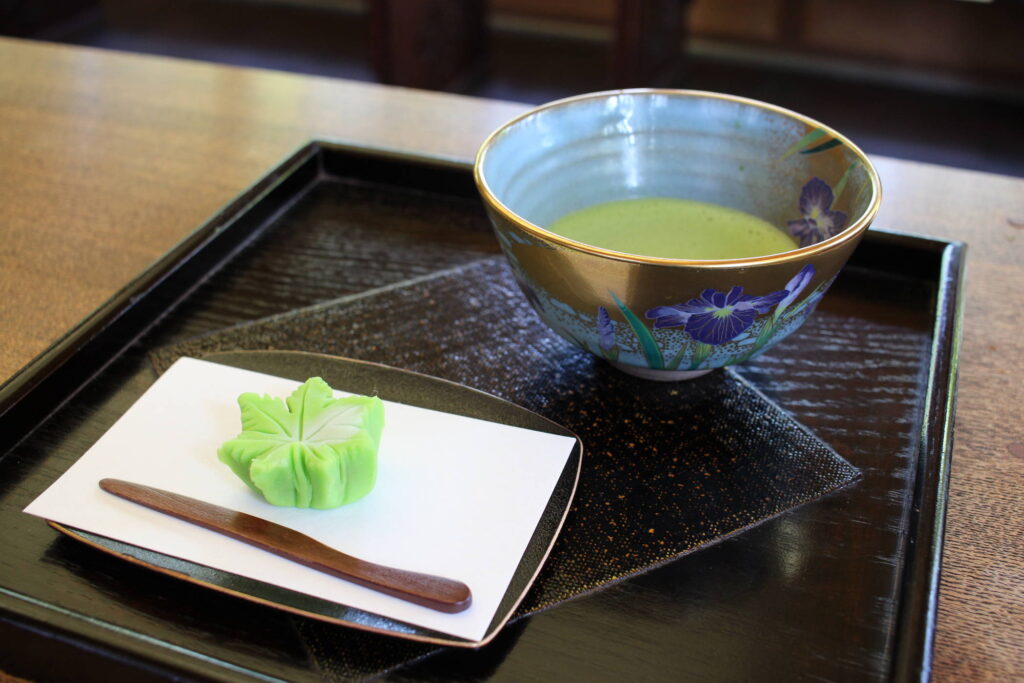 紅葉山庭園でいただく本山抹茶