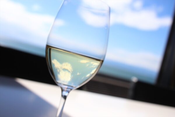 沼津の空が映るワイングラス
